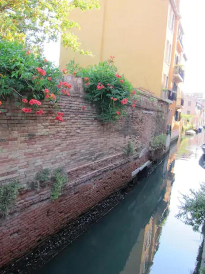 Charming Flat With Terrace Over The Canal Apartment Venice Exterior photo